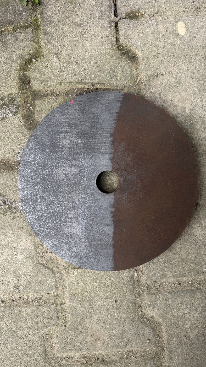 Rostentfernung auf einer Metallscheibe